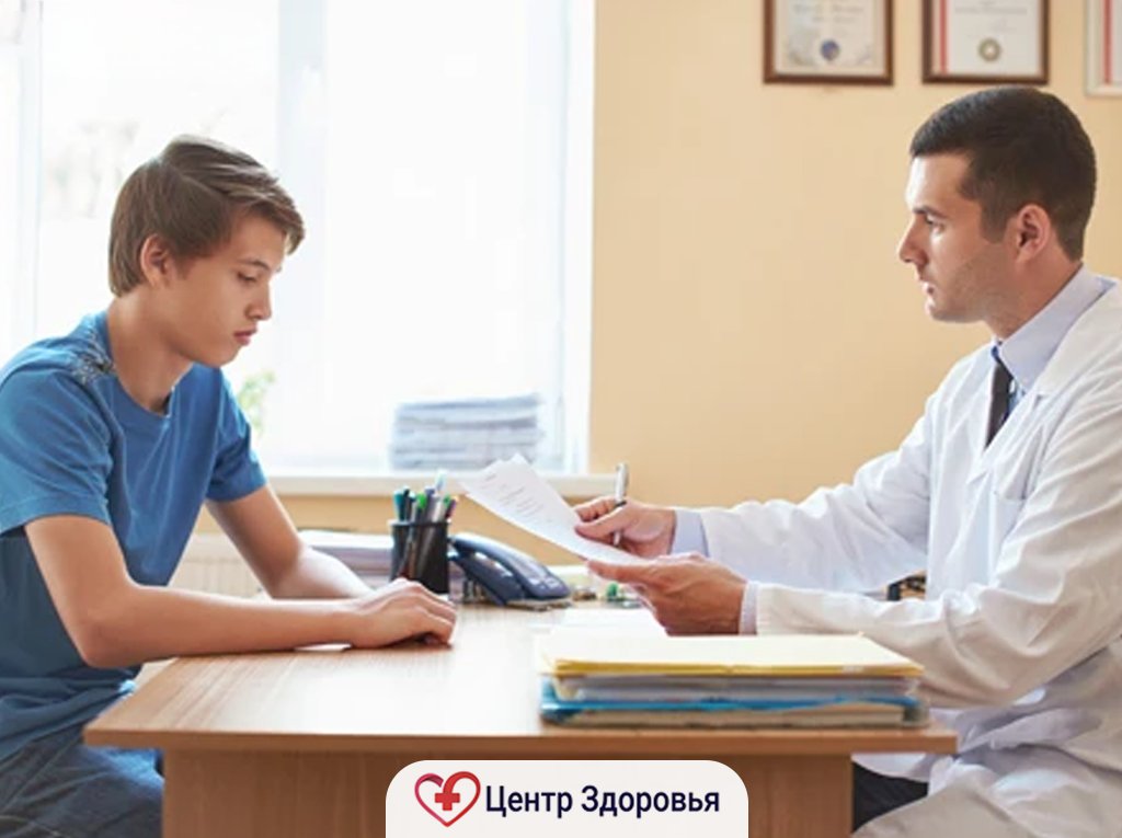 Врач консультирует подростка и родителей по вопросам реабилитации